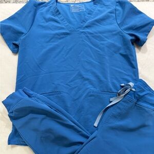 Figs Scrub Set in Capri Blue 2 Pocket Top Zamora Joggers Lg & Lg P F17 PO 2678